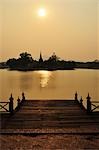 Coucher de soleil à Wat Sa Si, parc historique de Sukhothai, Sukhothai, Thaïlande
