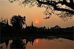 Coucher de soleil à Wat Phra Si Mahathat, parc historique de Sukhothai, Sukhothai, Thaïlande
