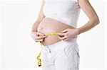 Mesurer le ventre de la femme enceinte
