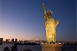 Tour de Tokyo et le réplica éclairée la Statue de la liberté du crépuscule, pont de l'arc-en-ciel, Odaiba, Tokyo Bay, Tokyo, Honshu, Japon, Asie