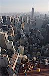 Touristes photographiant vue sur l'Empire State Building, du haut de la construction électrique, (Top of the Rock), Rockefeller Centre, Manhattan, New York, États-Unis d'Amérique, Amérique du Nord