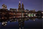 Les tours de San Remo, skyline de Central Park West nuit se reflète dans le lac, Central Park, Manhattan, New York City, États-Unis d'Amérique, Amérique du Nord
