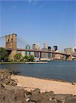 Brooklyn-Brücke über die East River und Lower Manhattan Skyline aus Empire-Fulton Ferry State Park, Brooklyn, New York City, New York, Vereinigte Staaten von Amerika, Nordamerika