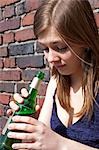 Teenage Girl boire l'alcool