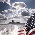 Blick auf die Freiheitsstatue von hinten bot mit Stars &amp; Stripes Flag, New York, Vereinigte Staaten von Amerika, Nordamerika