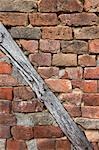 Detail der Holzbalken in Brick Wall, Jasenovac, Slawonien, Kroatien
