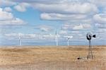 Windkraftanlagen und Windmühle, Colorado, USA