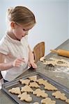 Petite fille de cuisson des biscuits de Noël