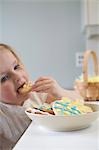Little Girl manger des Cookies de Pâques