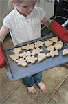 Petite fille de cuisson des biscuits de Noël