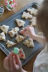 Little Girl décorer des biscuits de Noël