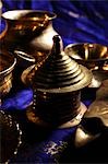 Nahaufnahme von Bronze indische Behälter und Schalen