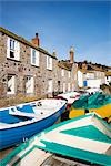 Bateaux colorés sur le côté port à Mousehole, bout du monde, Cornouailles, Angleterre