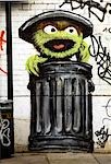 Graffitis urbains, East London - sésame Street style Monster (Oscar le grincheux) dans un bac