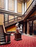 Brodsworth Hall. Escalier intérieur Hall et statuaire.