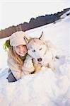 Mädchen umarmen Siberian husky