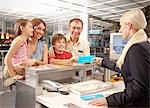 Famille vérification au bureau de l'aéroport