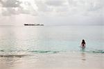 Femme dans l'océan, les îles de San Blas, Panama