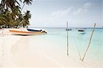 Bateaux sur la plage tropicale, îles de San Blas, Panama