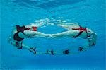 Les nageuses synchronisées forment un cercle