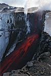 Geschmolzene Lava und Rauch der Eyjafjallajokull, Fimmvorduhals, Island