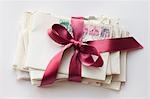 Pile de lettres à égalité avec ruban