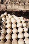 Pots à un étal de marché