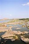 Rock sur une surface de l'eau, Hampi, Karnataka, Inde