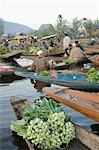 Groupe de gens qui vendent des légumes dans des bateaux, lac Dal, Srinagar, Jammu and Kashmir, Inde