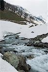 Rivière qui coule à travers les rochers, le Glacier de Thajiwas, Sonamarg, Jammu and Kashmir, Inde