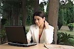 Femme d'affaires travaillant sur un ordinateur portable
