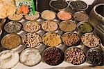 Bohnen und Hülsenfrüchte in Schalen auf einen Marktstand, Delhi, Indien
