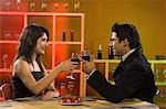 Griller le couple avec du vin dans un bar