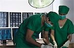 Chirurgiens exécutant la chirurgie en salle d'opération