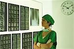 Weibliche Chirurg untersuchen einen Röntgen-Bericht