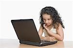Gros plan d'une fille à l'aide d'un ordinateur portable
