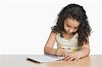 Nahaufnahme eines Mädchens in ein Notizbuch schreiben