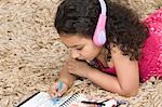 Mädchen Kopfhörer hören und zeichnen ein Bild