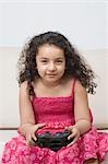 Portrait d'une jeune fille jouant à un jeu vidéo
