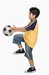 Garçon jouant avec un ballon de soccer