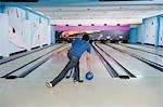 Junger Mann 10 Pin Bowling spielen