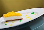 Cheesecake au citron, servi sur une assiette