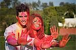 Paar zeigen die farbigen Hände während der Feier Holi