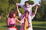 Familie feiern Holi mit Farben