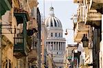 Une vue sur le Capitole à travers les rues de la Habana Vieja (vieille ville), la Havane, Cuba, Antilles, Amérique centrale