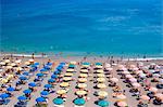 Vue aérienne de parapluies et de la mer, Elli Beach, ville de Rhodes, Rhodes, Dodécanèse, îles grecques, Grèce, Europe