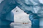 Kayakistes dans l'Antarctique