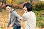 Couple Walking Outdoors en automne