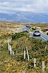 Voiture sur la route, Connemara, Irlande