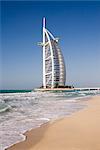 Das ikonische Symbol von Dubai, das Burj Al Arab, der weltweit ersten sieben-Sterne-Hotel (klassifiziert als fünf Sterne deluxe), gebaut auf einer künstlichen Insel offshore aus dem Jumeirah Beach Hotel, Dubai, Vereinigte Arabische Emirate, Naher Osten